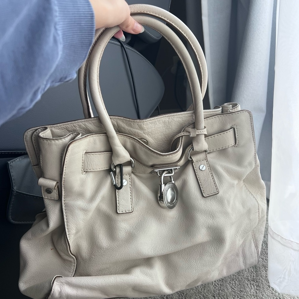MICHAEL Michael Kors Cream Satchel with Elegant Design and Spacious Interior